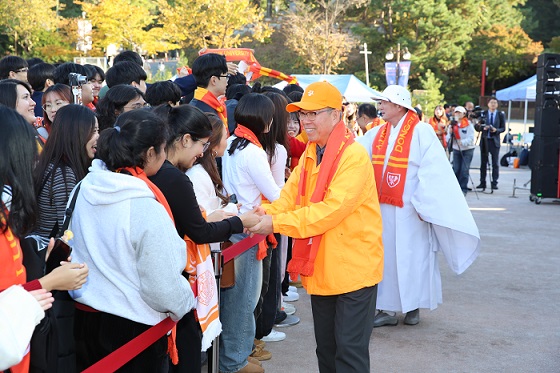 ▲ 윤재웅 동국대 총장과 이사장 돈관스님이 동국인 한마음 페스티벌 참여자들과 인사를 나누고 있다.ⓒ동국대