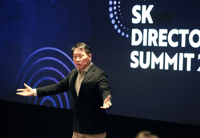 ▲ 최태원 SK그룹 회장이 지난 7일 서울 광진구 워커힐 호텔에서 'SK 디렉터스 서밋 2024'에서 오프닝 스피치를 하고 있다.ⓒSK