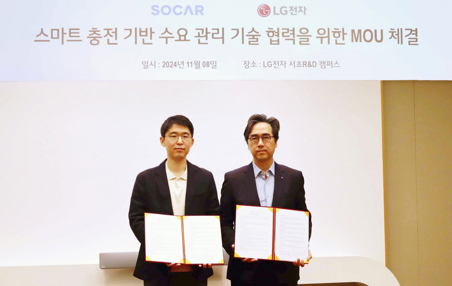 ▲ 남궁호 쏘카 CBO(왼쪽)가 김동욱 LG전자 CTO부문 B2B 선행기술센터장(오른쪽)과 업무협약을 체결하고 기념 사진을 촬영하고 있다. ⓒ쏘카