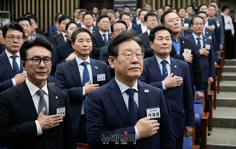 ▲ 이재명 더불어민주당 대표를 비롯한 참석자들이 1일 오전 서울 여의도 국회에서 열린 '전국 지역위원장·국회의원 비상 연석회의'에서 국민의레를 하고 있다. ⓒ서성진 기자