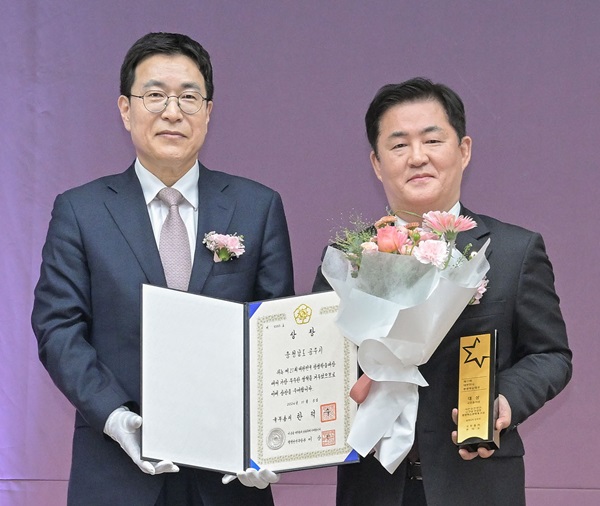 ▲ 강관식 공주시 부시장이 교육부가 주관한 ‘제21회 대한민국 평생학습대상’을 받고 있다.ⓒ공주시