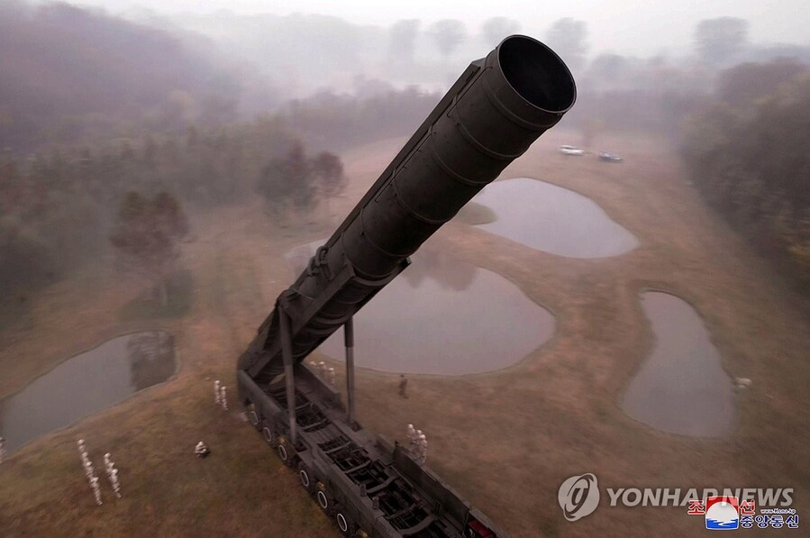 ▲ 김정은의 현지지도 아래 지난 10월 31일 아침 신형 대륙간탄도미사일(ICBM) '화성포-19형' 시험발사를 성공적으로 단행했다고 조선중앙통신이 1일 보도했다. 이날 시험발사에 딸 김주애도 참관했다. ⓒ북한 조선중앙통신/연합뉴스