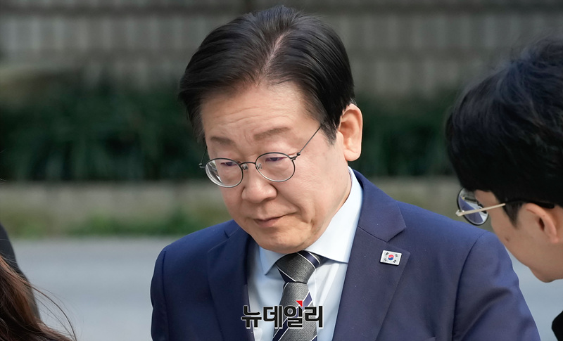 ▲ 이재명 더불어민주당 대표가 8일 오전 서울 서초구 서울중앙지법에서 열린 '대장동 배임·성남FC 뇌물' 관련 공판에 출석하고 있다. ⓒ서성진 기자