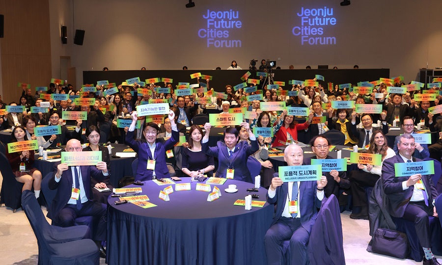 ▲ 전주시와 전북대학교, UCLG ASPAC(세계지방정부연합 아태지부)는 11일부터 13일까지 전주라한호텔에서 ‘도시와 공간, 그 미래와 가능성’이라는 주제로 한 ‘전주미래도시포럼 2024’를 개최했다.ⓒ전주시