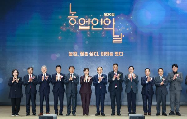 ▲ 11일 서울 중구 농협중항회에서 열린 농업인의 날 행사에서 송미령(왼쪽 여섯 번째) 농림축산식품부 장관, 추경호(왼쪽 일곱 번째) 국민의힘 원내대표, 강호동(왼쪽 세 번째) 농협중앙회장 등 참석자들이 기념촬영을 하고 있다. ⓒ뉴시스