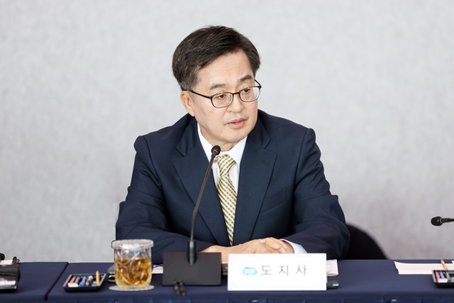 ▲ 김동연 경기도지사(가운데)가 11일 경기도청에서 열린 민선8기 후반기 첫 도지사-시장군수 간담회에 참석해 발언하고 있다. ⓒ경기도 제공