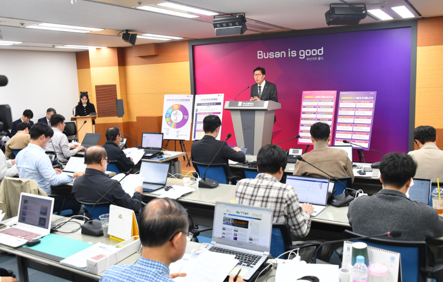 ▲ 박형준 부산시장이 11일 부산시청 브리핑룸에서 기자회견을 열고 내년도 예산안을 발표하고 있다.ⓒ부산시