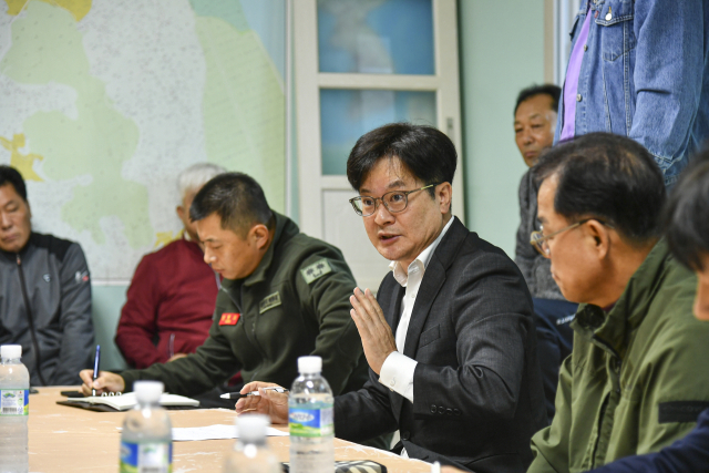 ▲ 김병수 (가운데)김포시장이 대남방송으로 피해를 호소하고 있는 시암리 지역 주민들을 만나 생활여건 개선 등에 대해 설명하고 있다. ⓒ김포시 제공