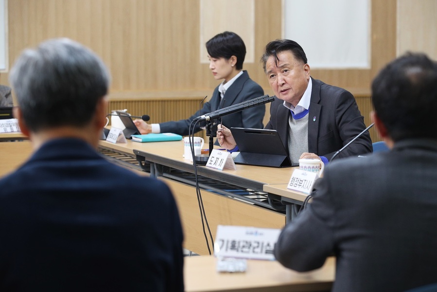 ▲ 김영환 충북지사가 11일 도청 대회의실서 열린 확대간부회의에서 발언 하고 있다. ⓒ충북도