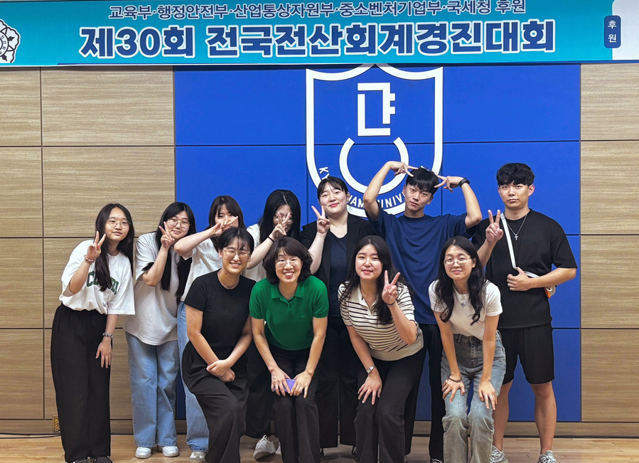 ▲ 영진전문대학교(총장 최재영) 회계금융창업과가 ‘전국전산세무회계 경진대회’에서 산업통상자원부 장관상을 포함해 11개 상을 휩쓸며 전국 최고 실력을 뽐냈다.ⓒ영진전문대