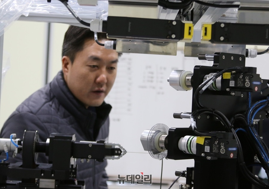 ▲ 김민태 대표가 생산현장에서 장비를 살펴보고 있다. ⓒ이길표 기자