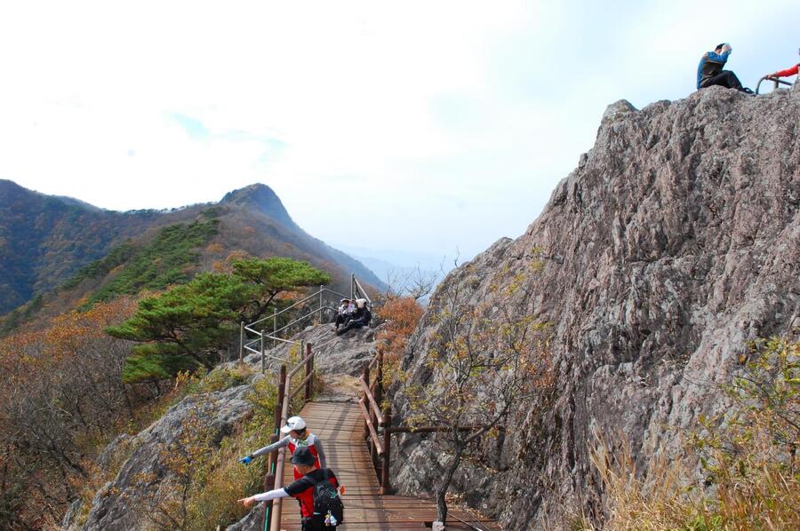 ▲ 암봉인 불출봉(右).ⓒ진경수 山 애호가