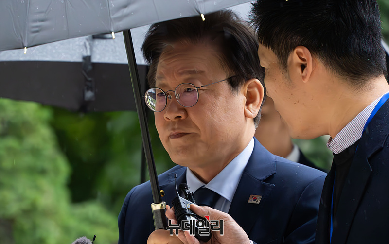 ▲ 이재명 더불어민주당 대표가 지난달 22일 서울 서초구 서울중앙지방법원에서 열린 '대장동 배임·성남FC 뇌물' 관련 1심 속행 공판에 출석하고 있다. ⓒ서성진 기자