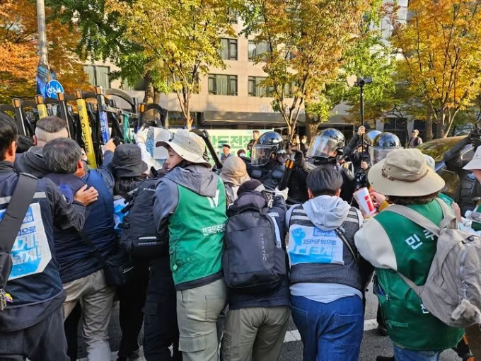 ▲ 지난 9일 서울 세종대로 일대에서 전국민주노동조합총연맹(민주노총) 등 시민단체가 집회를 진행하는 과정에서 집회 참가자 10여명이 경찰에 넘겨졌다. ⓒ뉴시스