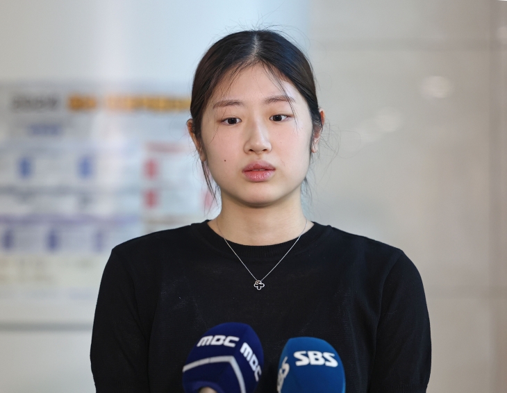 ▲ 피겨스케이팅 여자 싱글 전 국가대표 이해인이 지난 8월29일 대한체육회 스포츠공정위원회 재심의가 열리는 서울 송파구 올림픽회관에 들어서며 취재진에게 발언하고 있다. ⓒ연합뉴스