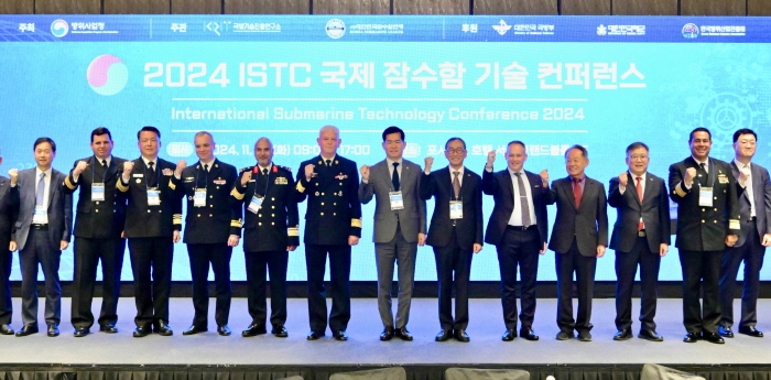 ▲ 방위사업청이 서울 포시즌스호텔에서 개최한 '2024 국제 잠수함 기술 컨퍼런스'에서 석종건 방위사업청장, 야로스와프 지에미안스키 폴란드 해군사령관, 이홍희 대한민국잠수함연맹회장 등 주요참석자들이 기념촬영을 하고 있다. ⓒ방위사업청 제공
