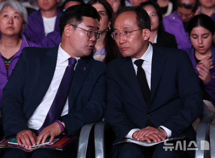 ▲ 추경호(오른쪽) 국민의힘 원내대표와 박찬대 더불어민주당 원내대표가 10월 26일 오후 서울 중구 서울광장에서 열린 10.29 이태원 참사 2주기 시민추모대회에서 대화를 나누고 있다. ⓒ뉴시스