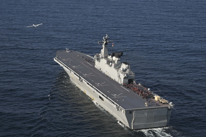 ▲ 해군이 해양유무인 복합전투체계 구축의 일환으로 지난 12일 동해상 대형수송함 독도함(LPH)에서 고정익 무인기(시제기)를 비행갑판을 통해 이륙시키는 전투실험을 진행했다. ⓒ해군 제공