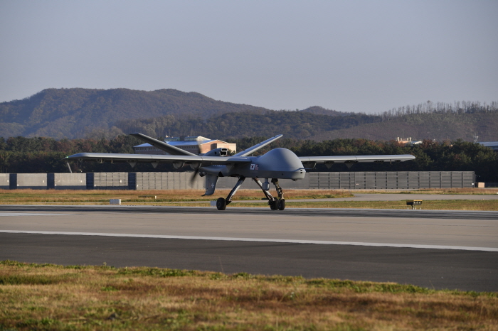 ▲ 해군이 해양유무인 복합전투체계 구축의 일환으로 지난 12일 동해상 대형수송함 독도함(LPH)에서 고정익 무인기(시제기)를 비행갑판을 통해 이륙시키는 전투실험을 진행했다. ⓒ해군 제공