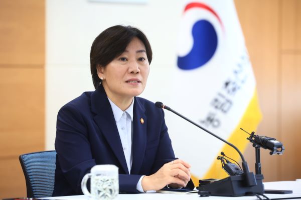 ▲ 송미령 농림축산식품부 장관이 13일 정부세종청사에서 열린 '정부 2년반 국정성과 및 향후계획 설명 간담회'에서 기자들의 질문에 답변하고 있다. ⓒ농림축산식품부