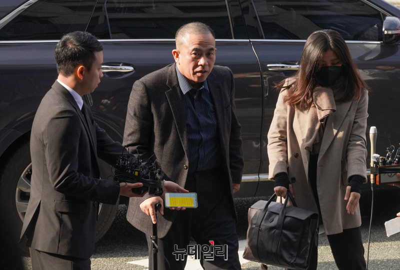 ▲ 정치자금법 위반 혐의를 받는 명 씨가 지난 8일 경남 창원지방검찰청으로 출석하고 있다. ⓒ정상윤 기자