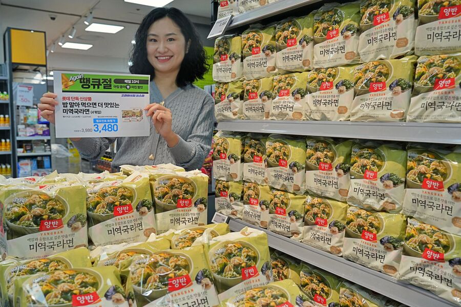 ▲ 롯데마트 MD가 타플렉스 잠실점 라면 매대에서 팔도&양반 미역국 라면을 홍보하고 있다.ⓒ롯데마트