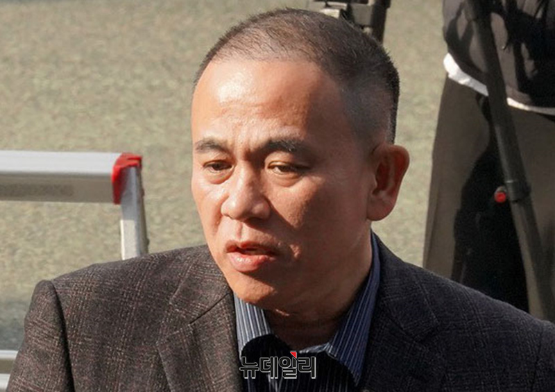 ▲ 김건희 여사 공천 개입 의혹과 미래한국연구소의 불법 여론조사 의혹 등 사건의 핵심 인물인 명태균 씨가 지난 8일 오전 경남 창원시 성산구 창원지방검찰청에 출석하고 있다. ⓒ정상윤 기자