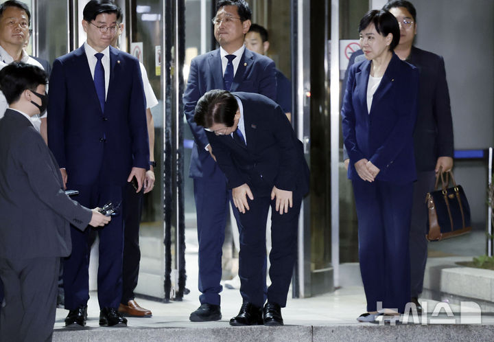 ▲ 이재명 더불어민주당 대표가 9월 30일 서울 서초구 서울중앙지방법원에서 열린 '검사 사칭 위증교사 혐의' 결심 공판을 마친 뒤 법원을 나서며 지지자들에게 인사하고 있다. ⓒ뉴시스