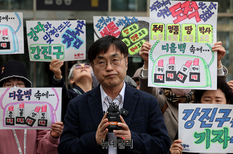 ▲ 오세훈 서울시장 배우자의 강의실에 몰래 들어가 녹음을 시도한 혐의를 받는 강진구 전 더탐사 대표가 지난 2월 14일 오후 서울 송파구 동부지법에서 1심 선고 직후 법원에서 입장을 밝히고 있다. 법원은 이날 강 전 대표에게 무죄를 선고했다. ⓒ정상윤 기자