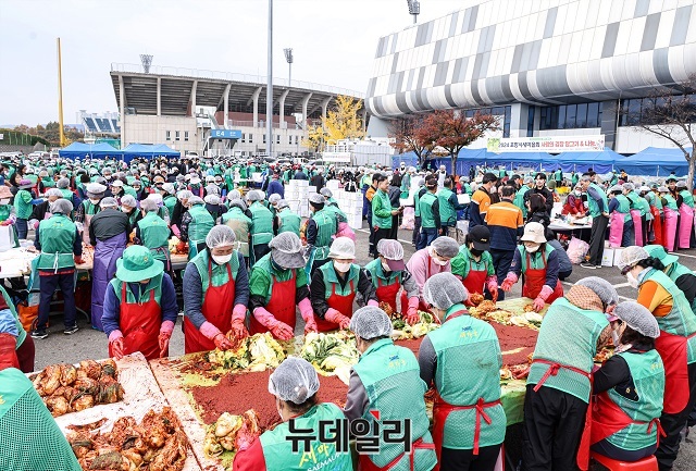 ▲ 포항시새마을회는 지난 11일부터 14일까지 4일간 포항종합운동장에서 우리 주변의 취약계층을 돕기 위한 ‘사랑의 김장 담그기&나눔 행사’를 개최했다.ⓒ뉴데일리