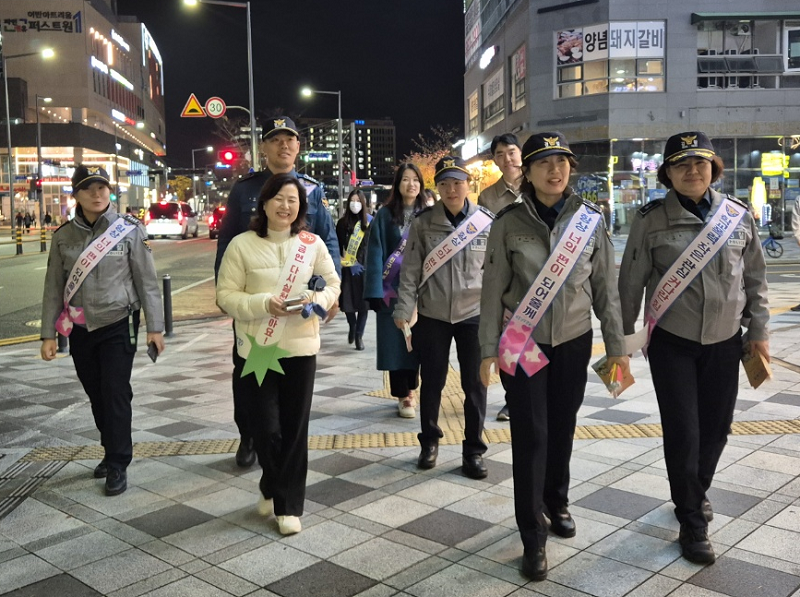 ▲ 세종시교육청이 수능일 관계기관과 함께 학생 안전을 위한 합동 생활지도를 하고 있다.ⓒ세종교육청