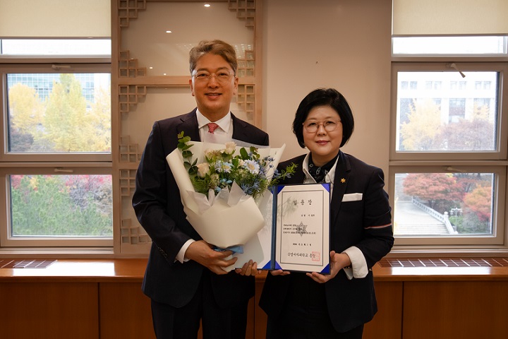 ▲ 지난 14일 서울 용산구 숙명여대 행정관에서 열린 석좌교수 임용식에서 문시연 총장(오른쪽)과 이상규 석좌교수가 기념 촬영을 하고 있다.ⓒ숙명여대