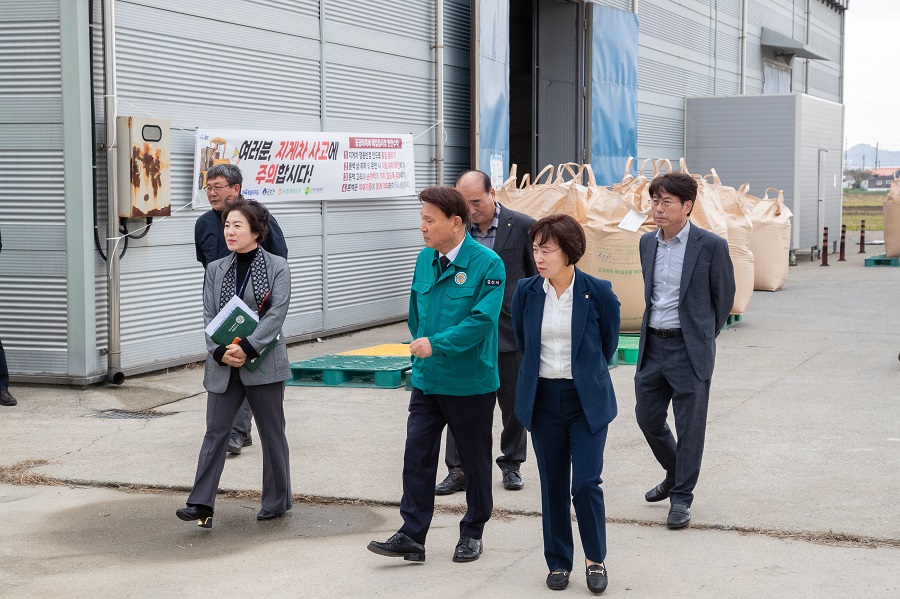 ▲ 강임준 군산시장이 15일 2024년산 공공비축미곡 건조벼 매입 현장인 미성동 옥성창고를 방문해 농업인과 매입 관계자를 만나 의견을 청취하고 매입이 원활히 진행될 수 있도록 격려했다.ⓒ군산시