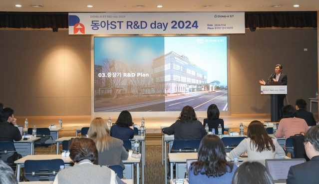 ▲ 동아ST R&D day 2024에서 박재홍 R&D 총괄 사장이 발표를 하고 있다. ⓒ동아에스티