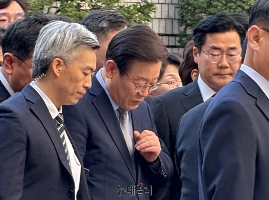 ▲ 이재명 더불어민주당 대표가 15일 서울중앙지법 형사합의34부(부장판사 한성진) 심리로 열린 공직선거법 위반 혐의 1심 재판에 출석하고 있다. 2024.11.15. ⓒ정혜영 기자