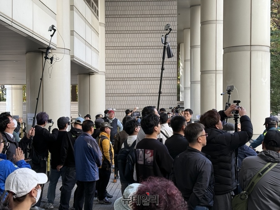 ▲ 15일 오후 서울 서초구 서울중앙지법에서 열린 '공직선거법 위반' 관련 1심 선고 현장에 이재명 대표 지지자들과 국민의힘 지지자들이 모여 있다. 2024.11.15. ⓒ정혜영 기자