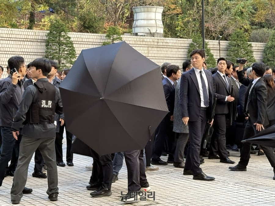 ▲ 법원 안으로 이동하던 이재명 대표를 향해 신발이 날아들자 경호원이 즉시 우산을 펼쳐 방어한 뒤 현장 진압에 나서고 있다. 2024.11.15. ⓒ정혜영 기자