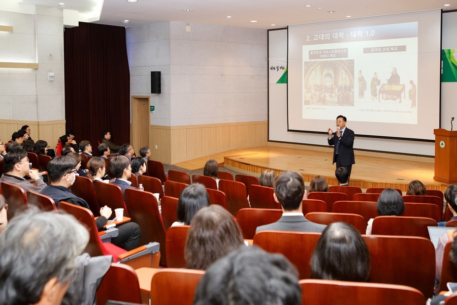 ▲ 정제영 한국교육학술정보원 원장이 ‘디지털 대전환과 대학4.0’을 주제로 특강을 했다.ⓒ대구대