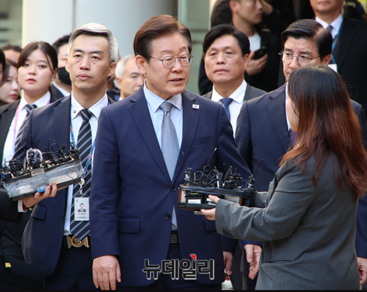 ▲ 이재명 더불어민주당 대표가 15일 오후 서울 서초구 서울중앙지법에서 열린 '공직선거법 위반' 선고공판을 마치고 법원을 나서며 취재진의 질문에 답하고 있다. ⓒ서성진 기자