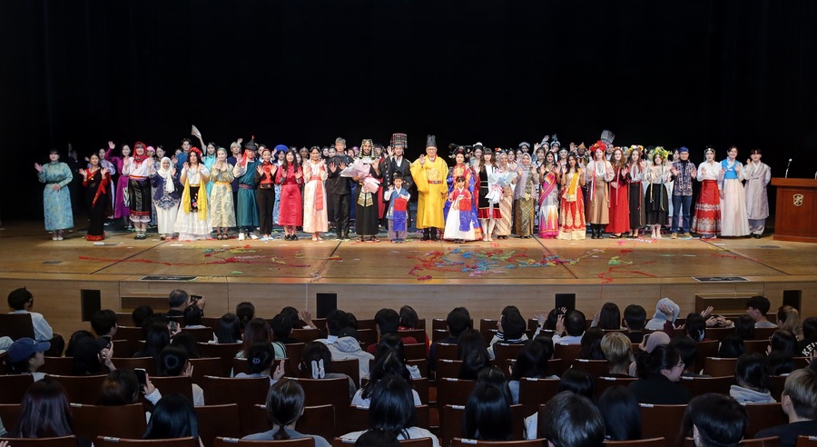 ▲ 계명대학교(총장 신일희)는 창립 125주년을 맞아 11월 13일 계명아트센터에서 외국인 유학생 전통의상 패션쇼를 열었다.ⓒ계명대