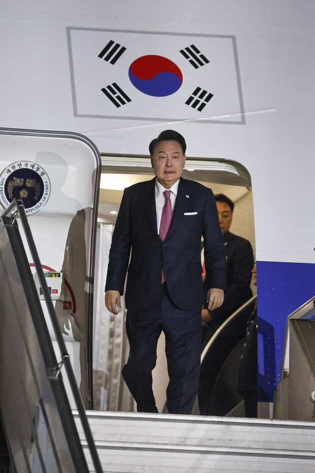 ▲ 아시아태평양경제협력체(APEC) 정상회의에 참석하는 윤석열 대통령이 14일(현지시각) 페루 리마 제2공군비행장에 도착해 공군1호기에서 내리고 있다. (사진=APEC 제공) 2024.11.15. ⓒ뉴시스