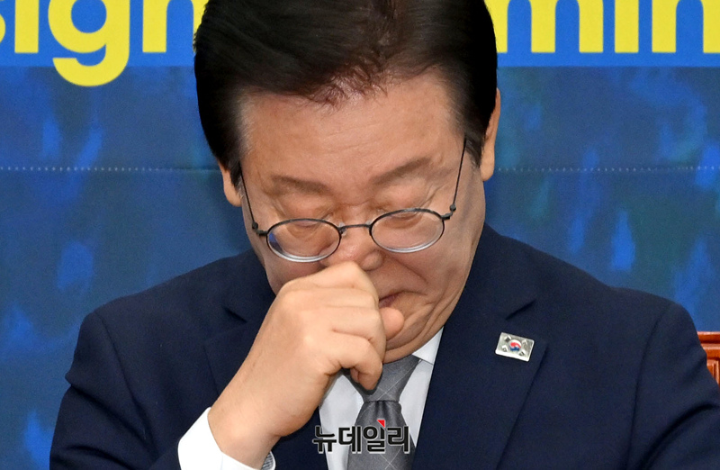 ▲ 이재명 더불어민주당 대표가 6일 오전 국회에서 열린 최고위원회의에 참석해 얼굴을 만지고 있다. ⓒ이종현 기자