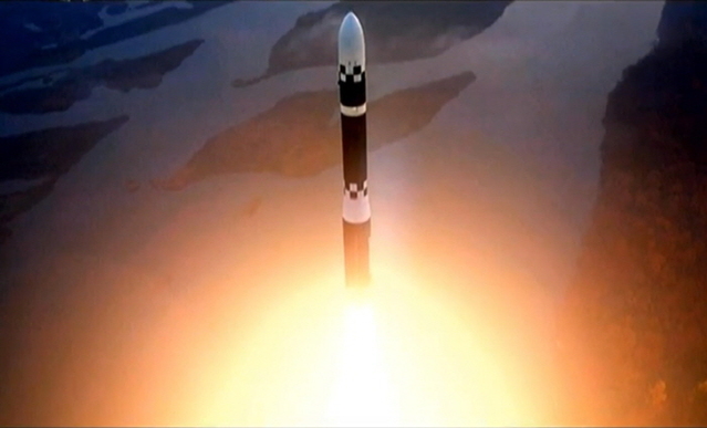 ▲ 북한 조선중앙통신은 11월 1일 김정은이 신형 대륙간탄도미사일(ICBM) '화성포-19'형 시험발사를 직접 지도했다고 보도했다. 시험발사 현장에는 딸 김주애도 동행했다. 북한은 이날 화성포-19형 시험발사에 성공했다고 주장했다. ⓒ북한 조선중앙TV 캡쳐/뉴시스