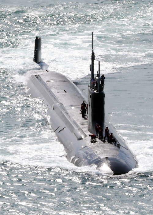 ▲ 미국 해군 버지니아급 핵추진 잠수함 '버몬트함'(SSN-792·7800t급)이 9월 23일 오전 부산 남구 해군작전사령부 부산작전기지에 입항하고 있다. 국내 첫 입항한 버몬트함은 길이 115m, 폭 10.4m이며, 승조원은 130여명 규모다. ⓒ뉴시스