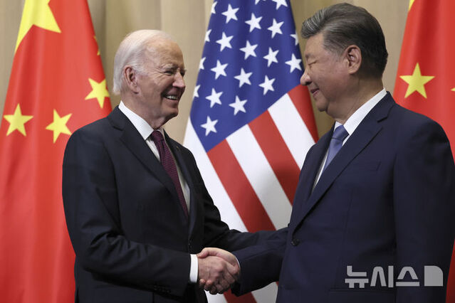 ▲ 조 바이든 미국 대통령과 시진핑 중국 국가주석이 16일(현지시간) 페루 리마에서 열린 미중 정상회담에서 악수하고 있다. ⓒAP/뉴시스