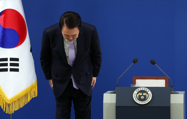 ▲ 윤석열 대통령이 기자회견 전 국민에게 머리 숙여 인사하고 있다. ⓒ