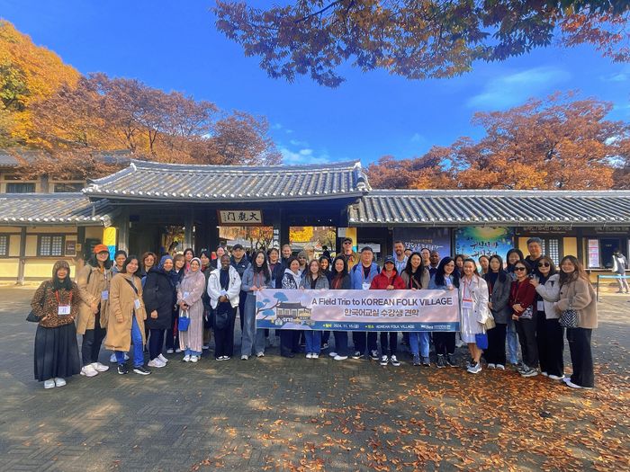 ▲ 인천경제자유구역 한국어교실 수강생들이 한국민속촌 방문을 마치고 기념촬영을 하고 있다. ⓒ인천경제자유구역청 제공