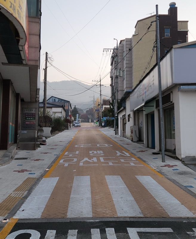 ▲ 음성군은 음성읍 문화사거리부터 음성중학교 정문까지 약 165m의 보행자 우선도로 조성사업을 준공했다. ⓒ음성군