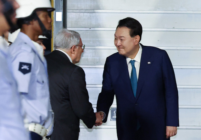 ▲ 윤석열 대통령이 17일(현지시각) 주요 20개국(G20) 정상회의 참석차 브라질 리우데자네이루 갈레아오 공군기지에 도착해 환영 인사와 악수하고 있다. 2024.11.18. ⓒ뉴시스