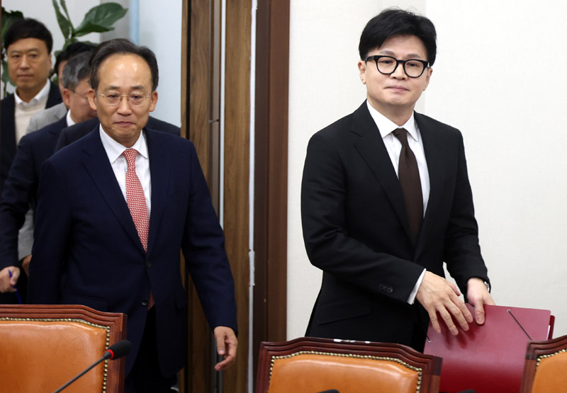 ▲ 한동훈 국민의힘 대표와 추경호(왼쪽) 원내대표가 18일 서울 여의도 국회에서 열린 최고위원회의에 참석하고 있다. ⓒ뉴시스